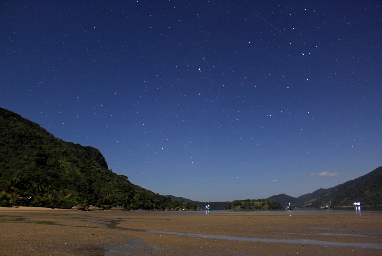 Céu noturno sobre a praia e as montanhas do Saco do Mamanguá