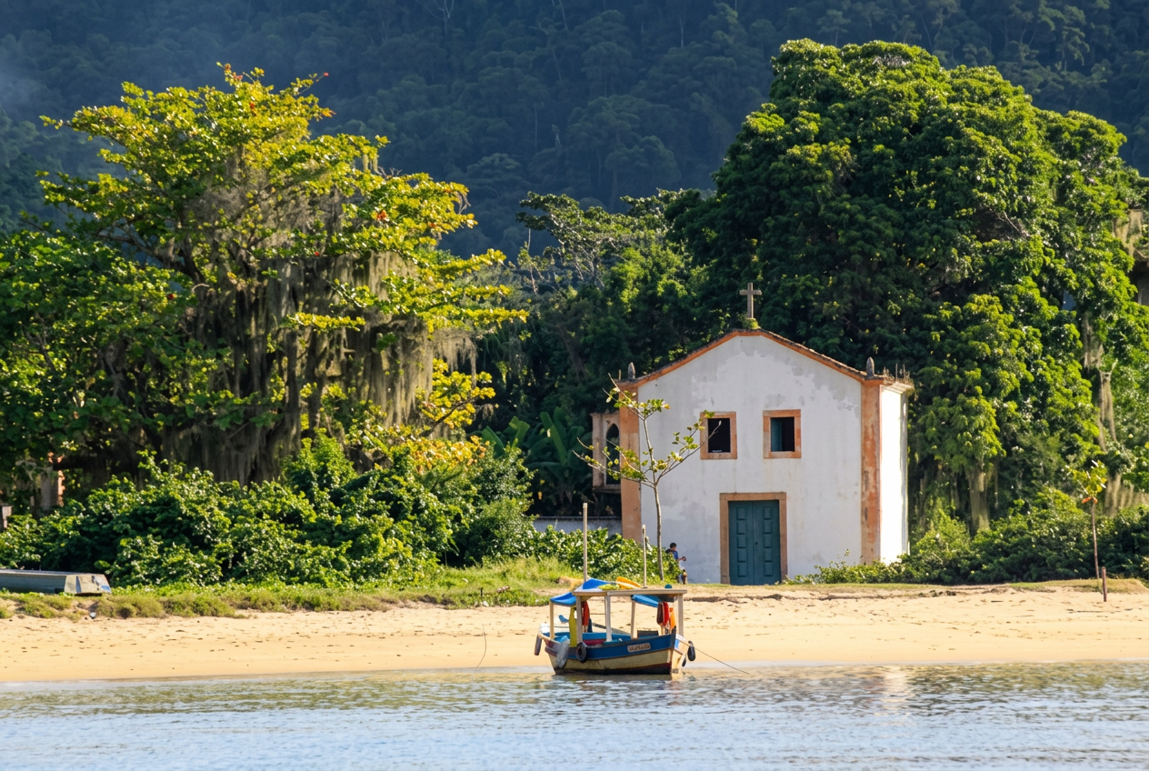 Pequena igreja e barco à beira da praia no Mamanguá
